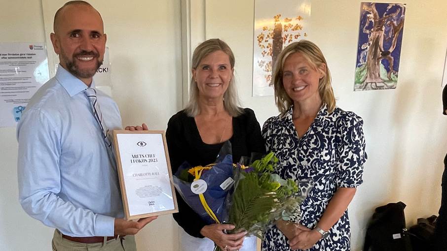 Från vänster: Xerxes Fallah-Shirazy, ordförande i Vision Haninge, Charlotte Hall, vinnare och Lotta Ekstedt, chefredaktör Visions tidning Chefen i fokus