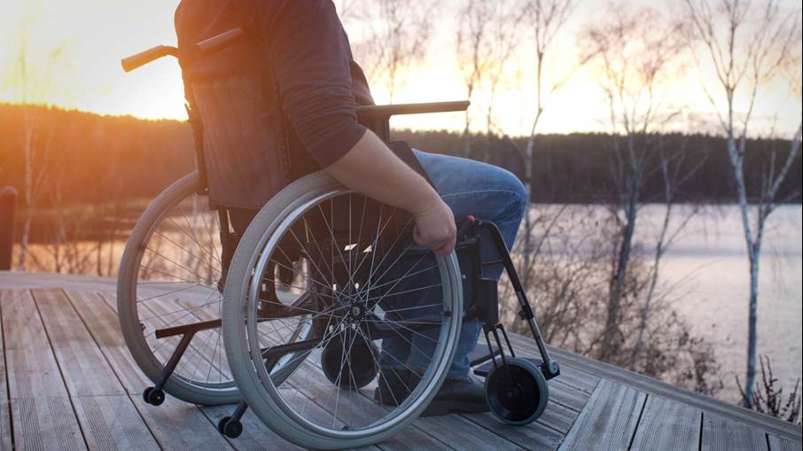 Vem eller vilka tycker du har förbättrat tillgängligheten i Haninge kommun? Person i rullstol vid utsikt