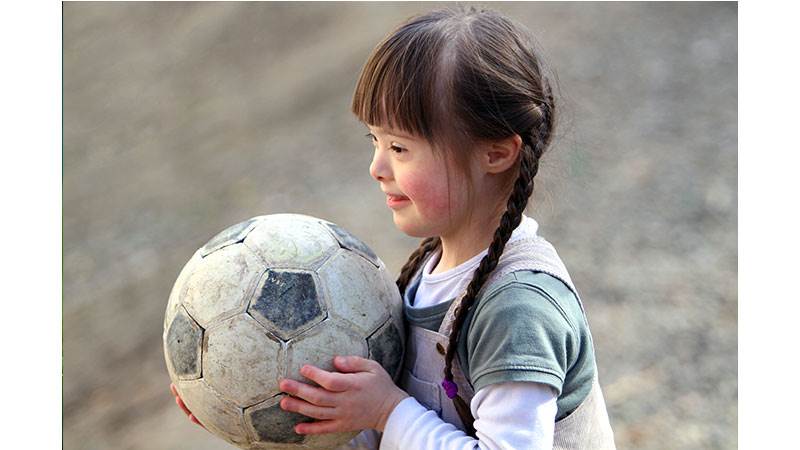 Flicka med en fotboll