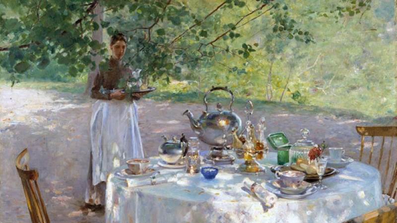 Hanna Hirsch Paulis ikoniska verk, den stämningsfulla vardagsscenen Frukostdags inspirerad av de franska impressionisterna. Målning av en kvinna gående med ett serveringsfat och ett frukostbord.