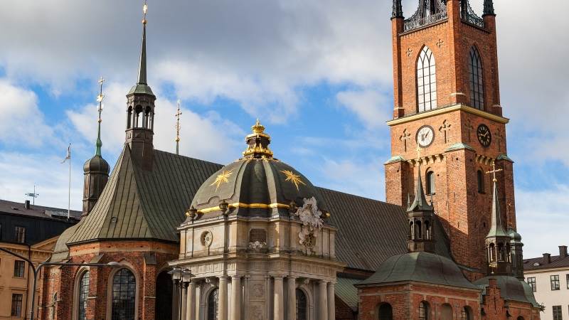 Riddarholmskyrkan i Stockholm. Vybild på Riddarholmskyrkan och en blå himmel med vita måld.