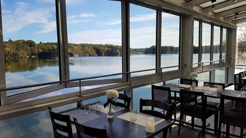 Sundby Gårds veranda. Vy över utsikten från verandan på Sundby Gård.