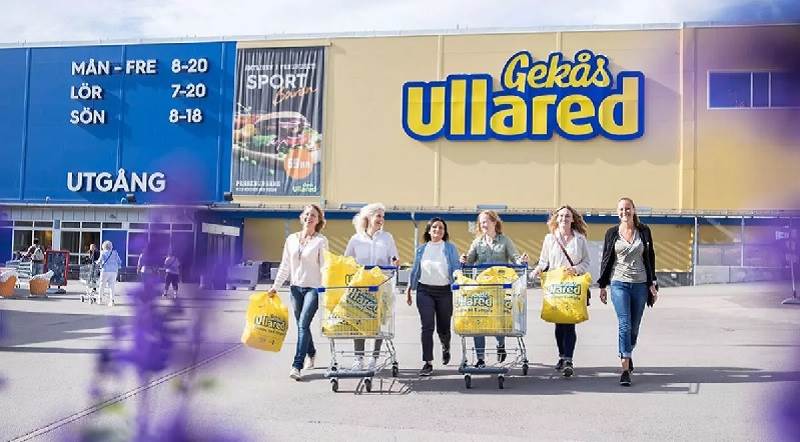 6 kvinnor med shoppingvagnar utanför Gekås Ullared