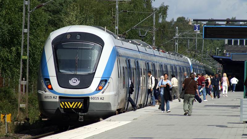 Pendeltåg vid Handenterminalen