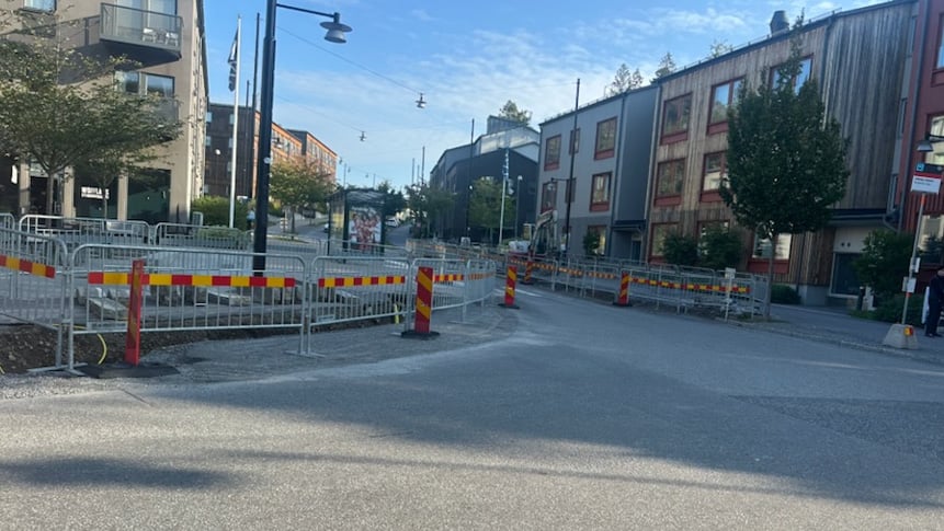 Stängsel i gatukors vid pågående vägarbete
