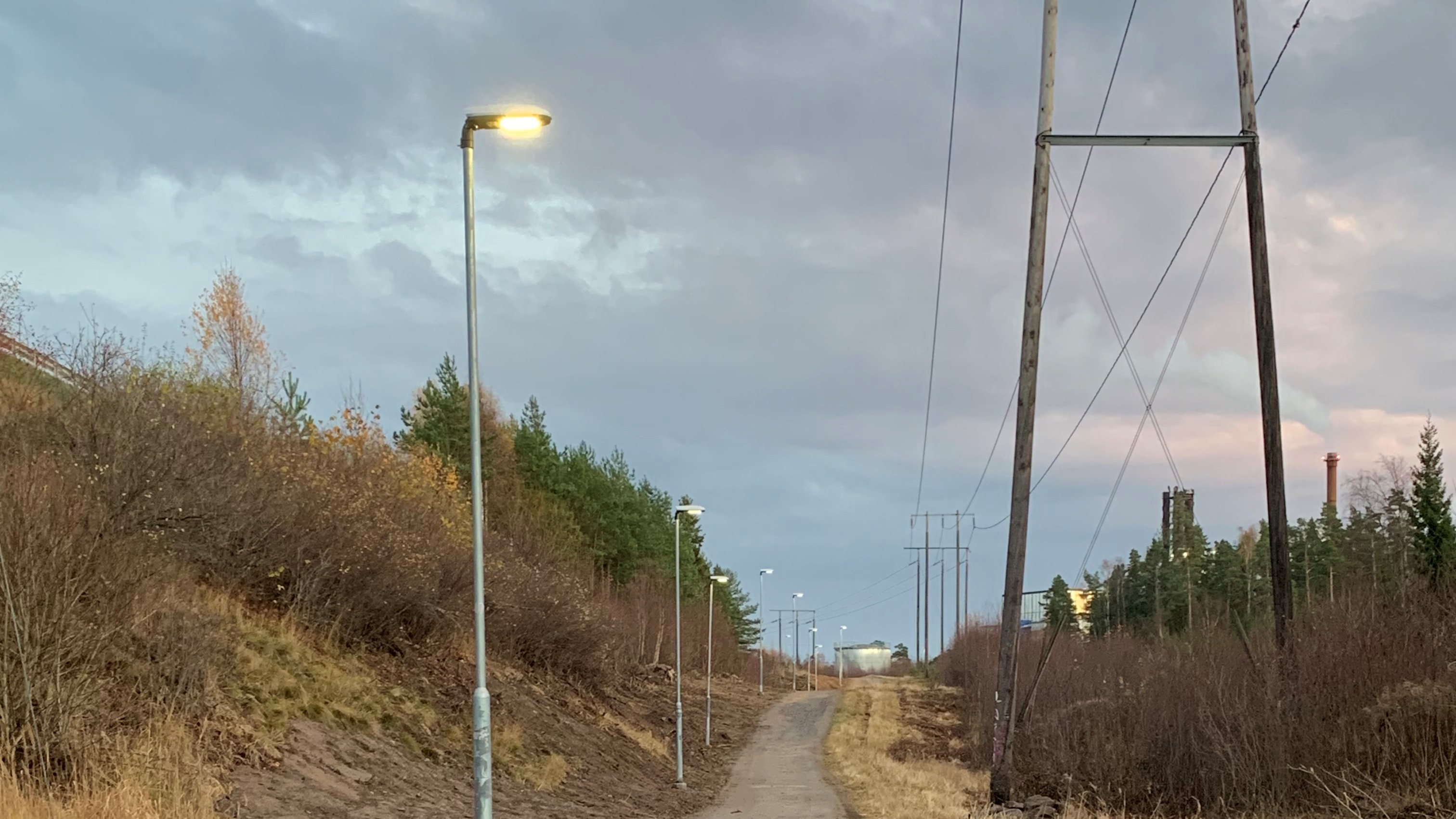 Lampor uppsatta längsmed en grusad gångväg