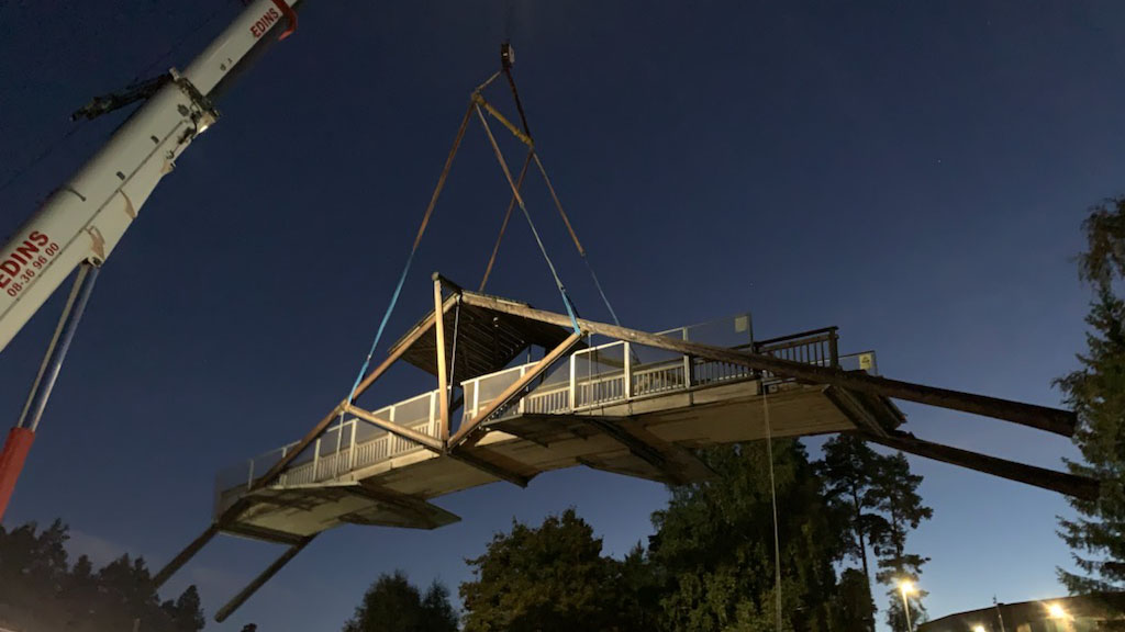 Bron lyftes bort i etapper med hjälp av en lyftkran.