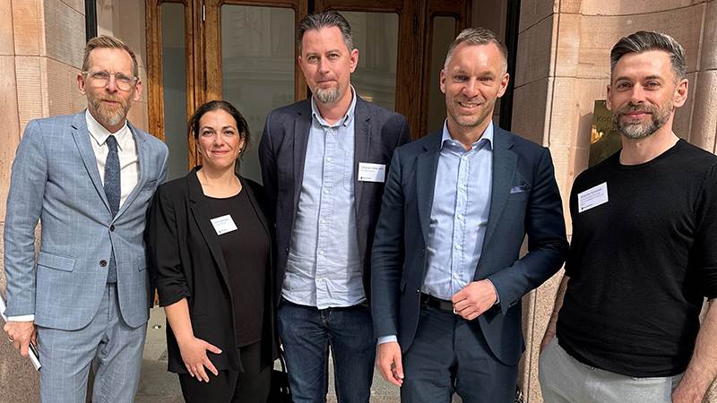 Från vänster: Jakob Forssmed socialminister, Emma Zachrisson budget-och skuldrådgivare Haninge, Christian Håkansson budget-och skuldrådgivare Haninge, Erik Slottner civilminister, Kristofer Krmpotic budget-och skuldrådgivare Haninge