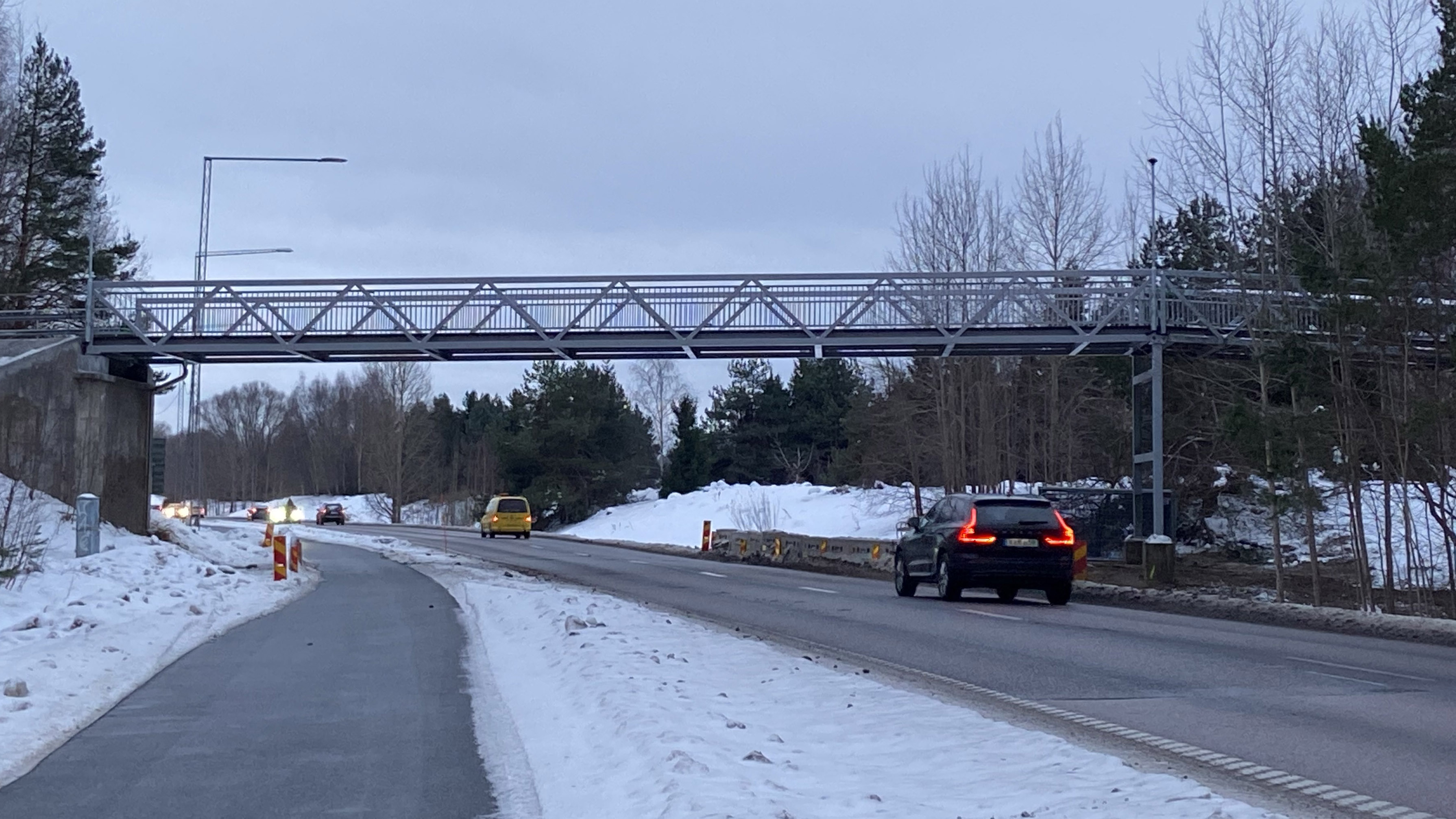 Gångbro över väg med bilar körandes