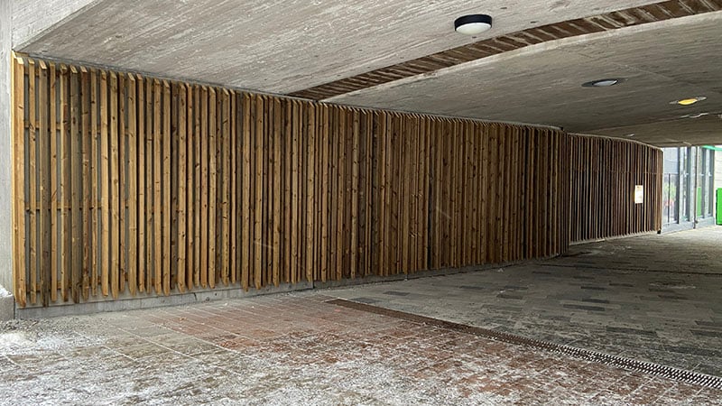 Gångtunnel inklädd i träpanel