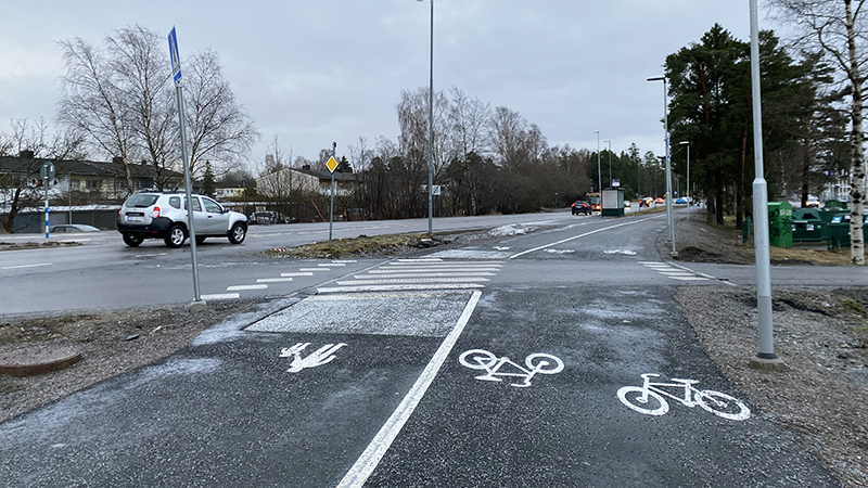 Övergångsställe och en separerad gång- och cykelbana