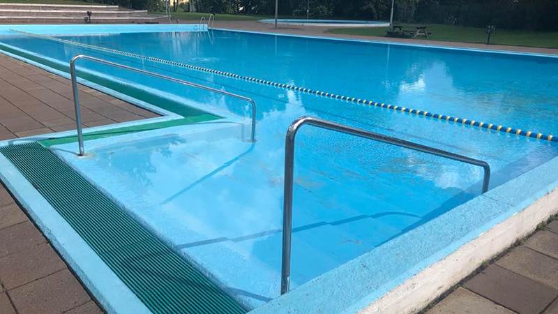 Bassäng vid Brandbergsbadet.  Bassäng.