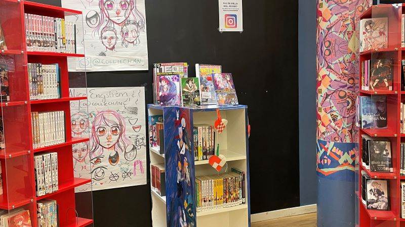 Mangaböcker och affischer med tecknad manga.