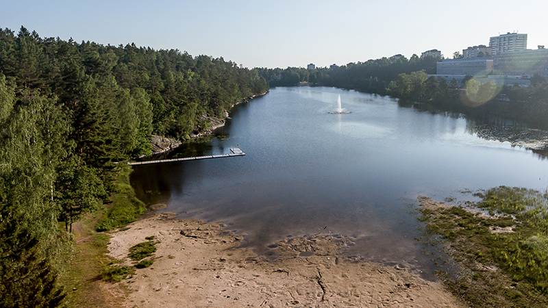 Övre Rudansjön ligger centralt vid pendeltåget. Övre Rudansjön i morgonsol
