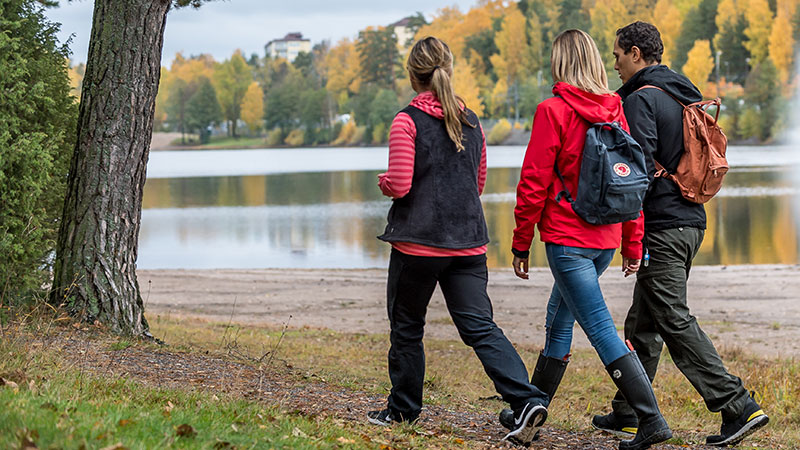 I Haninge finns många vackra spår. Foto: Peter Malmrup. Tre vänner på promenad.