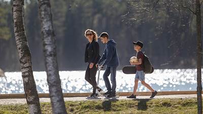 Tre personer går längs Nedre Rudansjön.