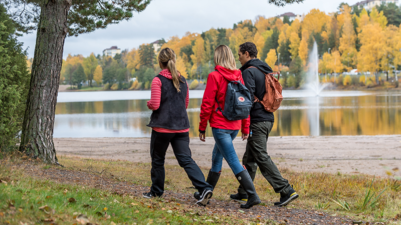 Det finns många fina leder i Rudan. Kompisgäng går på spåret.