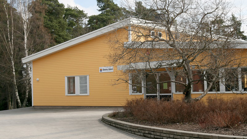 Ett gult hus med skylten Ekens gård