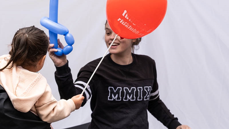 Ett barn får ett ballongdjur på Haningedagen 2022