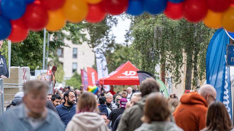 De lokala utställarna från Haninges förenings- och näringsliv lockade besökare. Ett publikhav på Eskilsstråket bland de lokala utställarna.