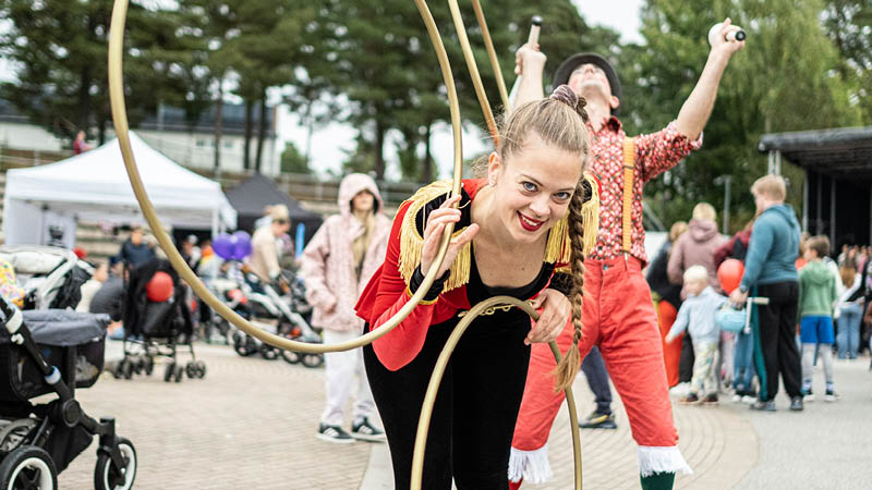 Två cirkusartister gör konster.