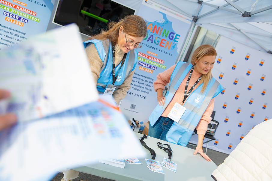 Bilden visar representanter från Haninge kommun