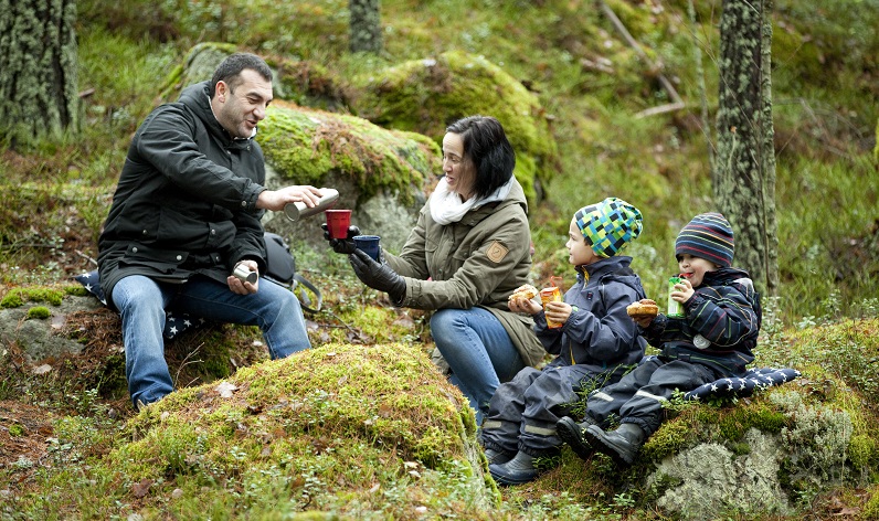 En familj som tar en fika i skogen. En familj som tar en fika i skogen.
