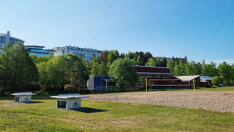 Pingisbord och en volleybollplan en solig sommardag