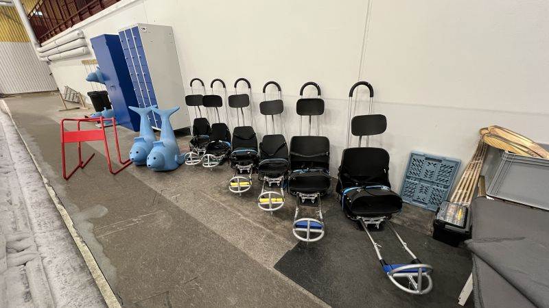 Sitskate Bild på flera flera sitskates uppradade på isen i en ishall