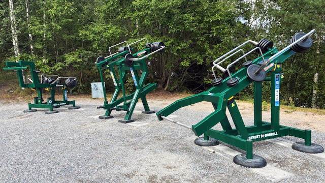 Utegym i stål omgivet av natur.