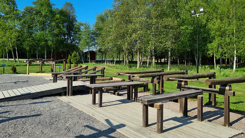 Rudans utegym i trä en solig sommardag