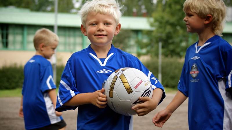 Liten pojke på fotbollsskola