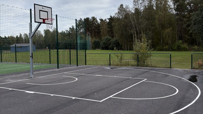 Bild på basketplan med korg och strafflinjer  vid Torvalla idrottsplats