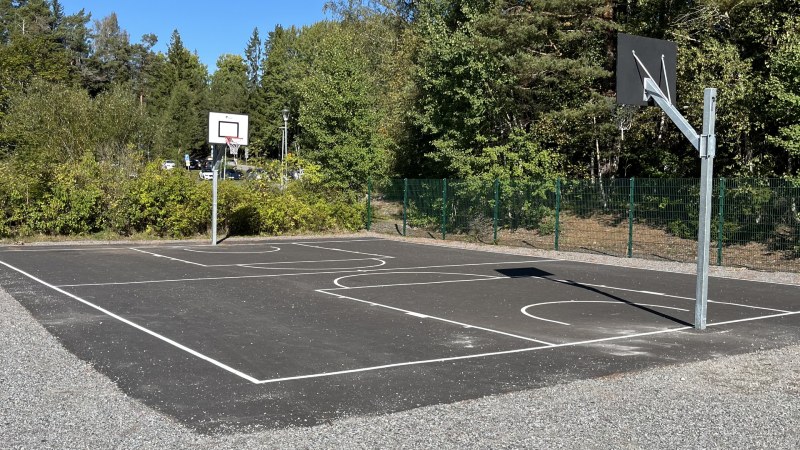 Bild på Svartbäckens basketplan som är en mindre plan med straffområde och mittlinje, två korgar 
