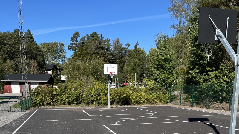 Bild på Svartbäckens basketplan med straffområde och mittlinje samt  två korgar 