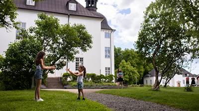 Barn leker framför Årsta slott