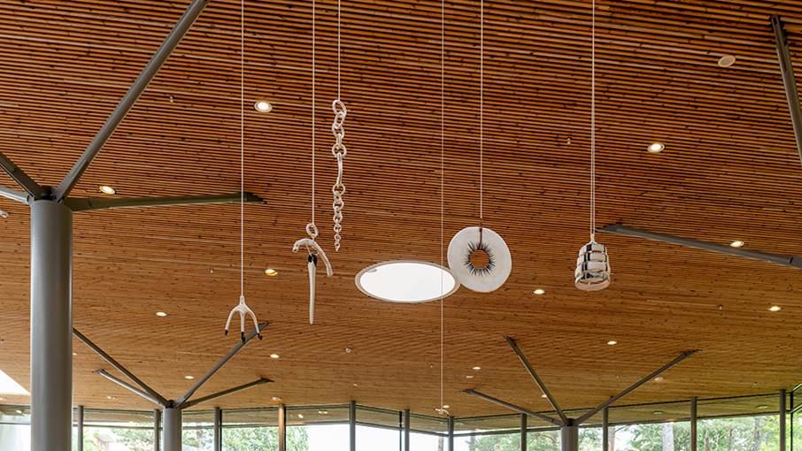 Skulpturer som hänger i taket.