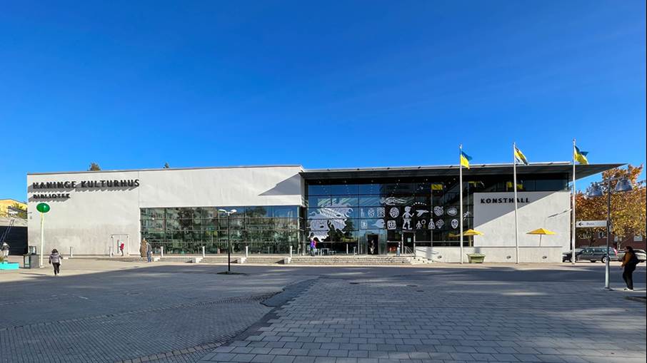 Haninge kulturhus fyller 20 år, vilket firas under Jubileumsveckan deluxe. Haninge kulturhus en solig höstdag