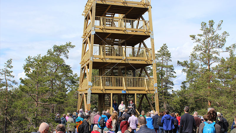 Utsiktsornet med mycket folk framför.