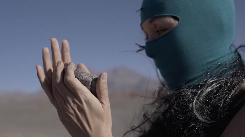 Pato Negro.  Filmstill, kvinna i öken.