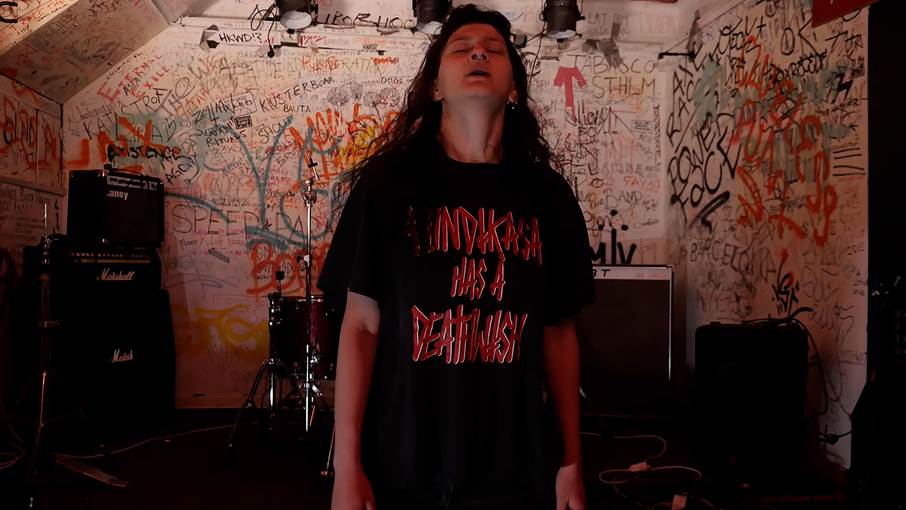 Territo Reell  (2021). Tjej dansar på Gula Villan.