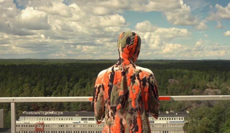 Farvash, Paradox Tale of Logic Gate (stillbild).  Kvinna med ryggen mot kameran framför Handenterminalen.