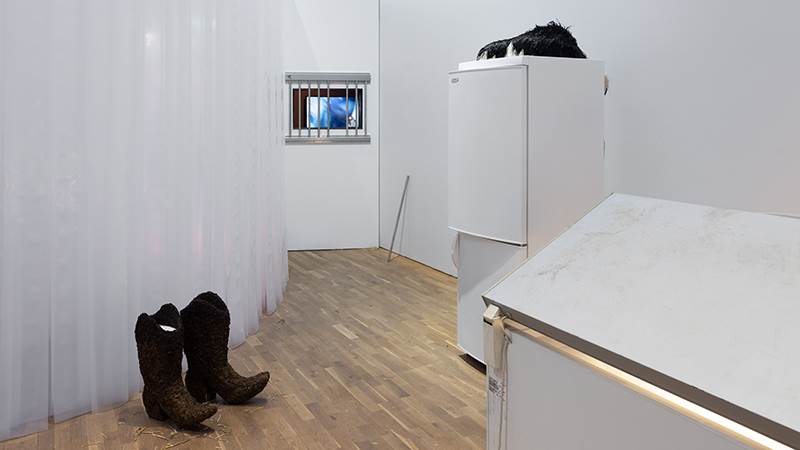 Slavought av Bror Ida Lennartsson.  Konstverk där mjölk framställs som kroppsvätska, modersmjölk och handelsvara – en mångtydig symbol som utmanar renhet och kategorisering.