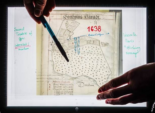 Imaginär geometri - Sandemar. Hand som pekar på karta.