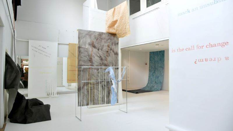 Utställningen Kära svärm-jag, ett svämmande rum