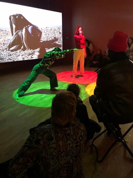 Paloma Madrid, 8 positioner - en rörelsevokabulär. Två kvinnor dansar.