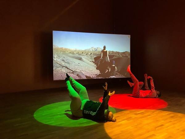 Paloma Madrid, 8 positioner - en rörelsevokabulär. Två ungdomar dansar.