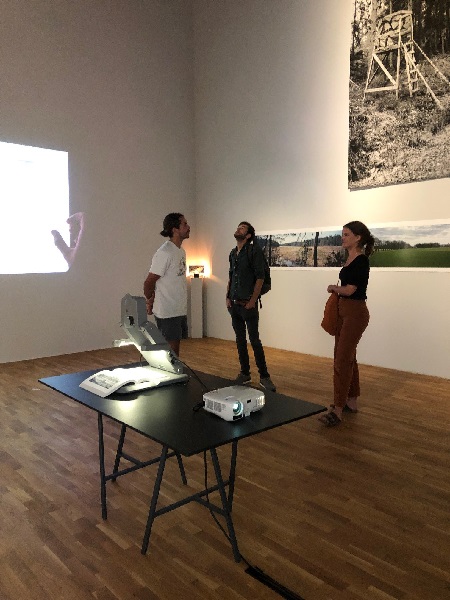 Människor tittar på utställning.