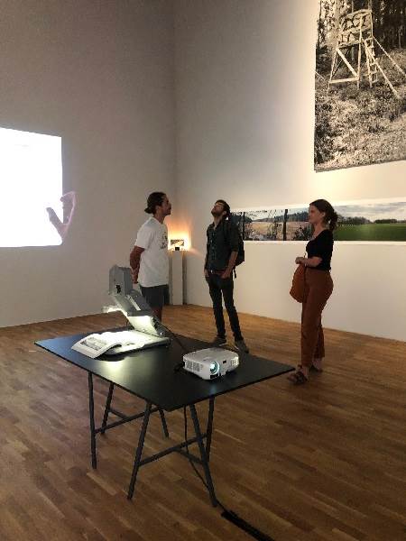 Imaginär Geometri - Sandemar på Haninge konsthall. Människor tittar på utställning.