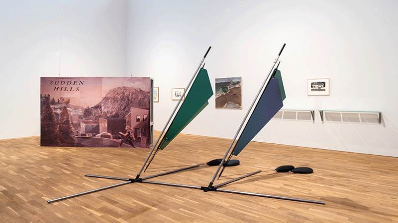 Utställningsvy "Spejare".  Spejaren är en utställning med konst från 1960-talet till idag som visar olika platser, både nära Haninge och längre bort. Den uppmuntrar besökaren att tänka på sin omgivning och sin egen plats.